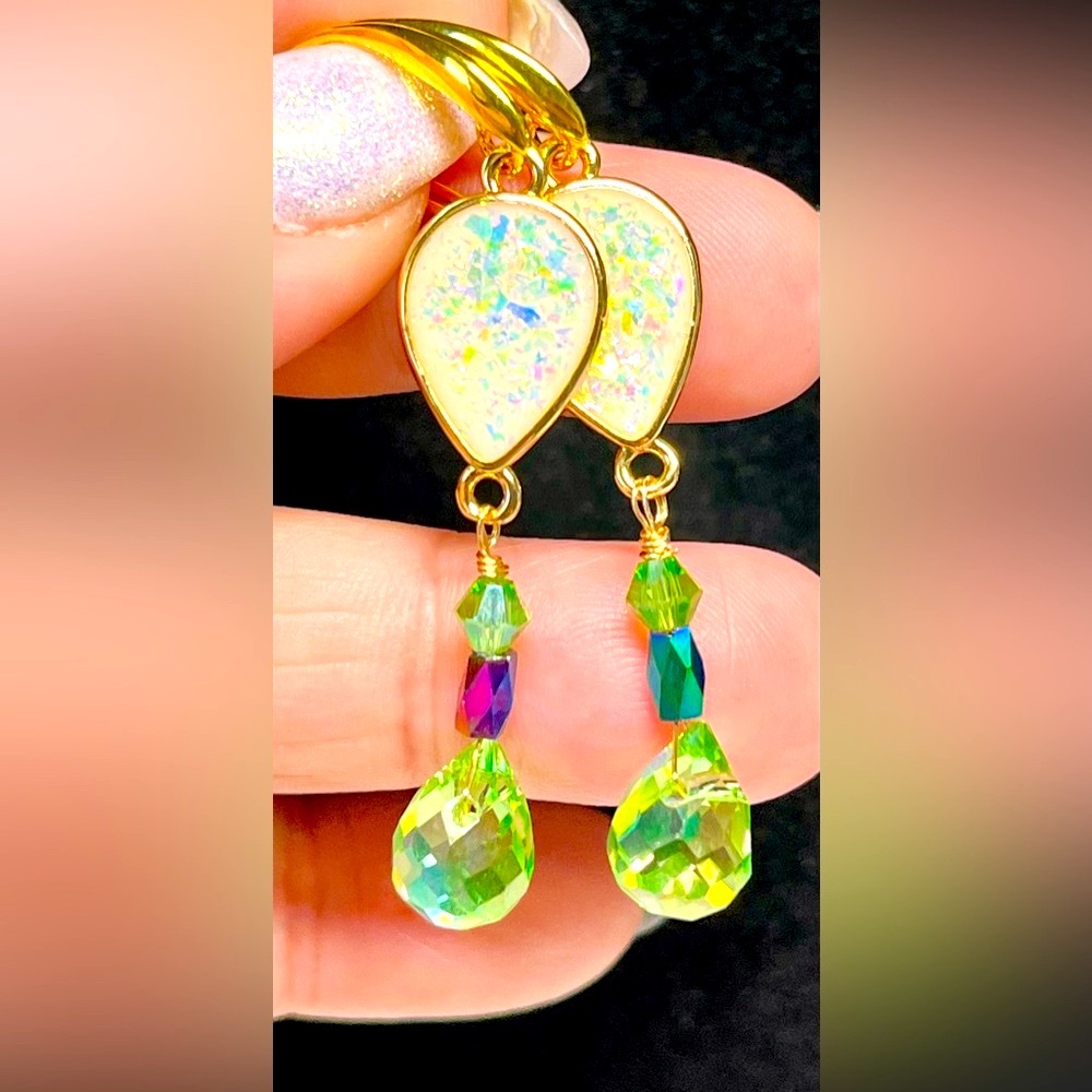 💙🦋Stunning opal like Crystal and briolette earrings in gold tone